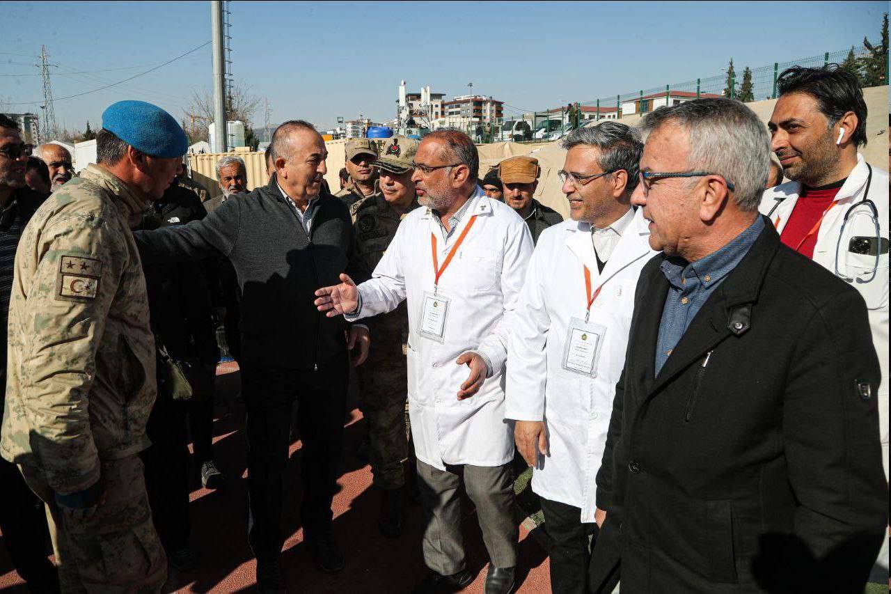حضور وزیر امور خارجه ترکیه در بیمارستان ۵۰ تختخوابی صحرایی ارتش ایران در مناطق زلزله ترکیه+عکس