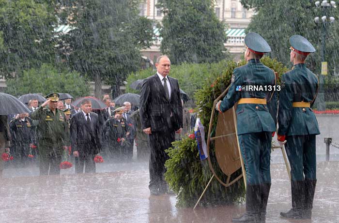 دوش گرفتن پوتین زیر باران شدید! + عکس