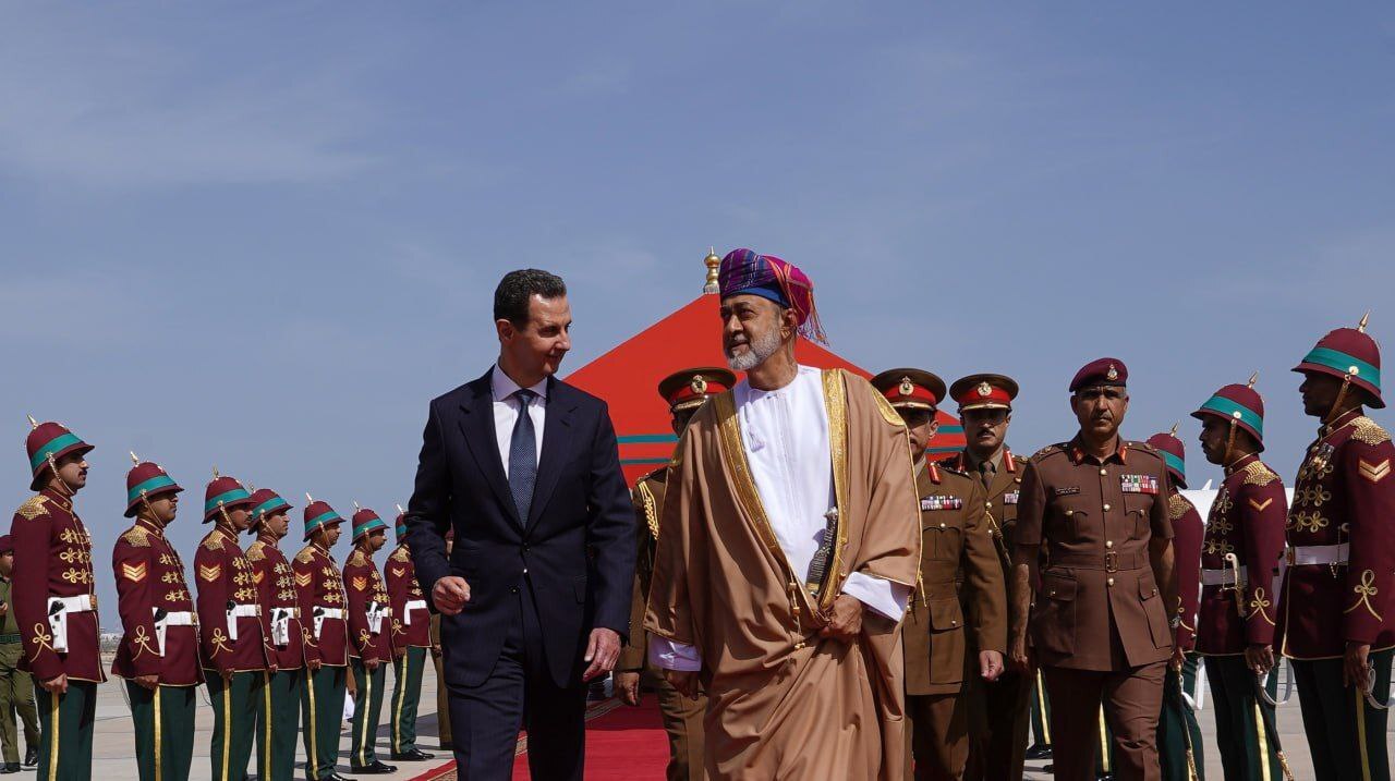 استقبال سلطان هیثم از بشار اسد در فرودگاه عمان + عکس