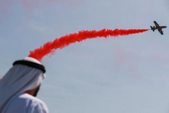 نمایش هوایی در کنفرانس بین المللی سالانه دفاعی در «ابوظبی» امارات + عکس