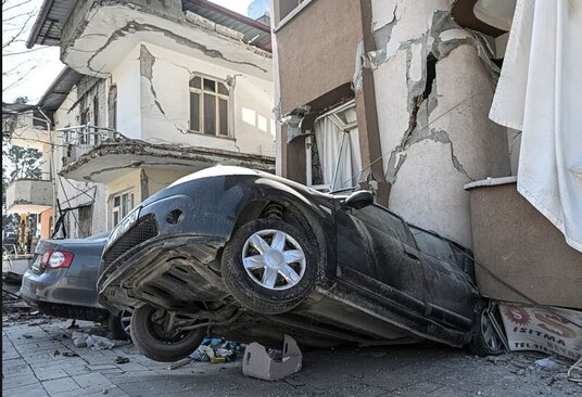 آوار زلزله روی خودروها در شهر «آنتاکیه» ترکیه + عکس
