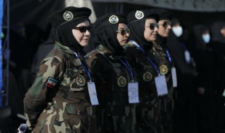 تصاویری جالب از زنان ارتشی با کلاه کج