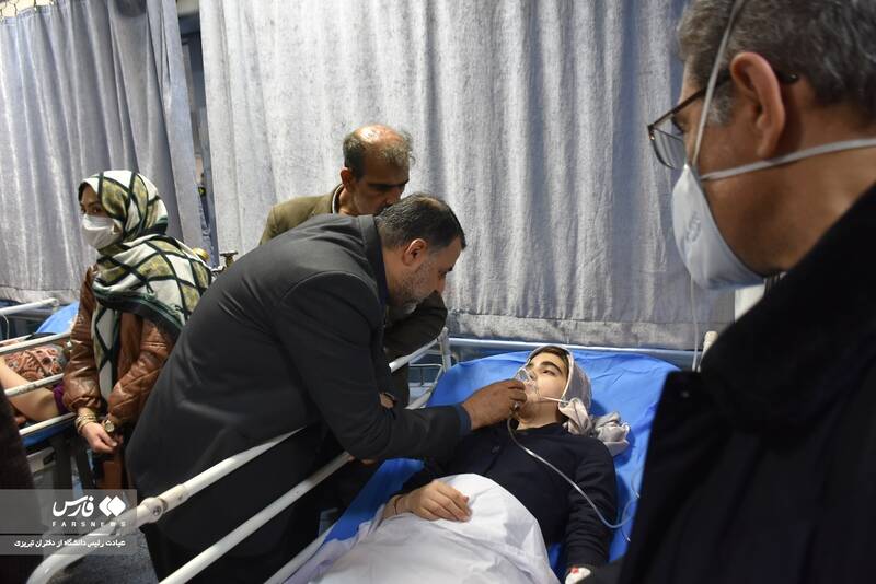 عیادت رئیس دانشگاه علوم پزشکی تبریز از دانش آموزان بستری در بیمارستان + عکس