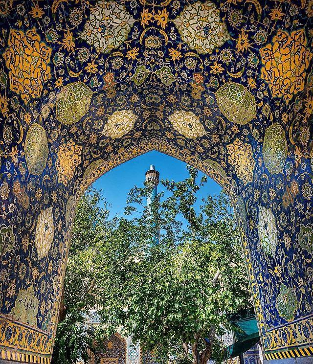 هزارنقش بر کاشی‌های مسجد شاه اصفهان + عکس