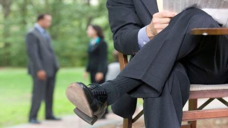 چرا نباید پاهایمان را روی هم بیندازیم؟
