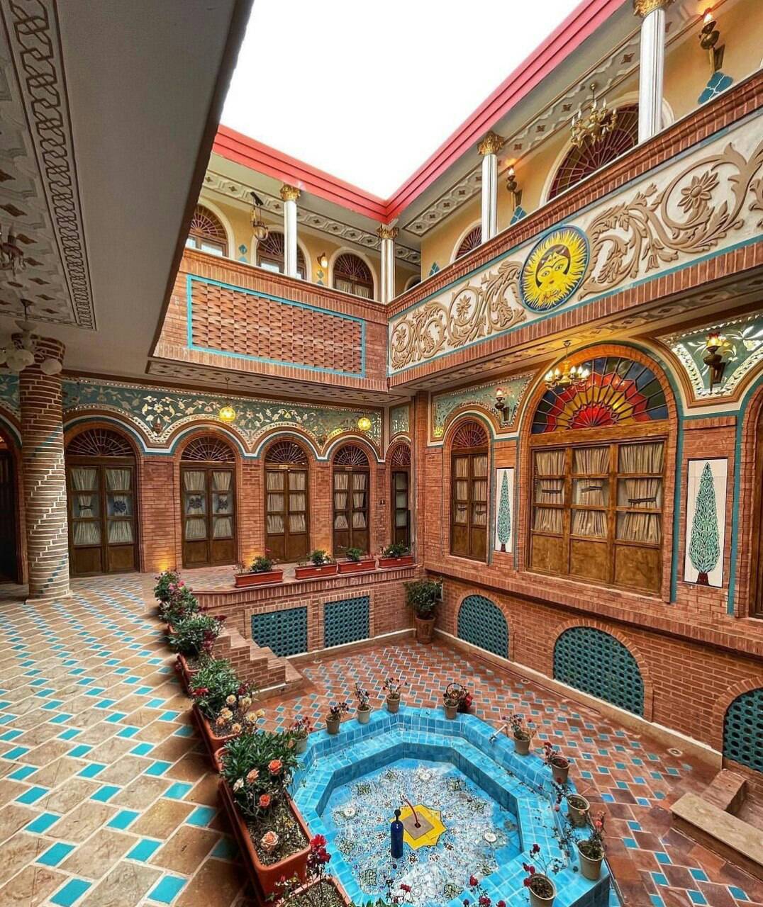 نمایی از معماری دلنشین خانه تاریخی رزاز در تهران + عکس