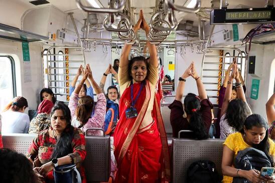 تمرین یوگا به مناسبت روز جهانی زن در قطار شهری بمبئی + عکس