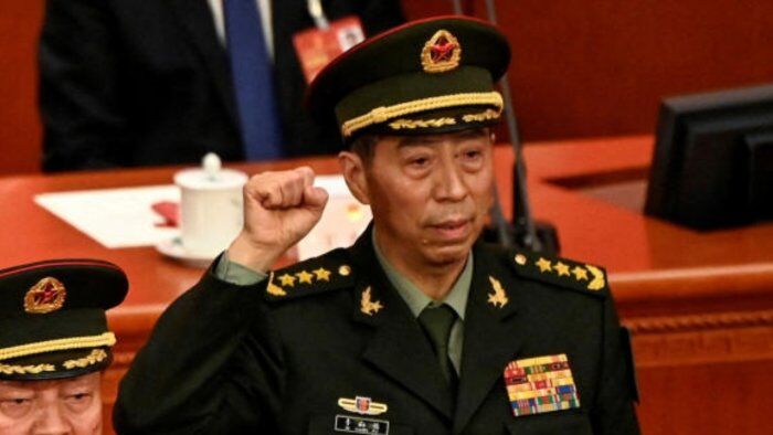 مشت گره کرده وزیر دفاع جدید چین به سبک شعار دادن موقع مرگ بر آمریکا +تصویر