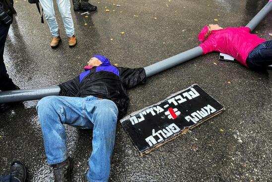 بستن خیابان منتهی به دفتر نخست وزیر صهیونیست ها توسط معترضان + عکس