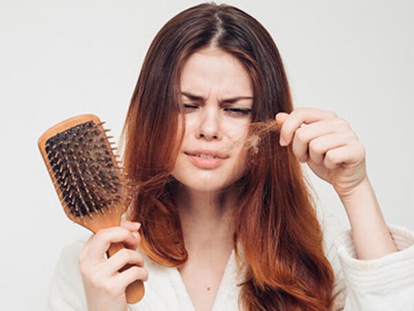 ریزش مو در زنان نشانه ابتلای آنها به این بیماری هاست 