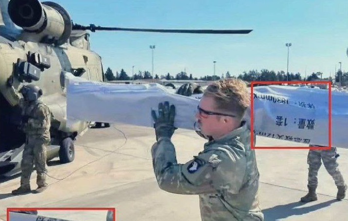 سرباز آمریکایی در حال حمل چادر چینی! + عکس