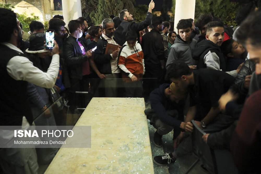 شکسته شدن شیشه های محافظ سنگ مزار حافظ در جشن تحویل سال نو + عکس