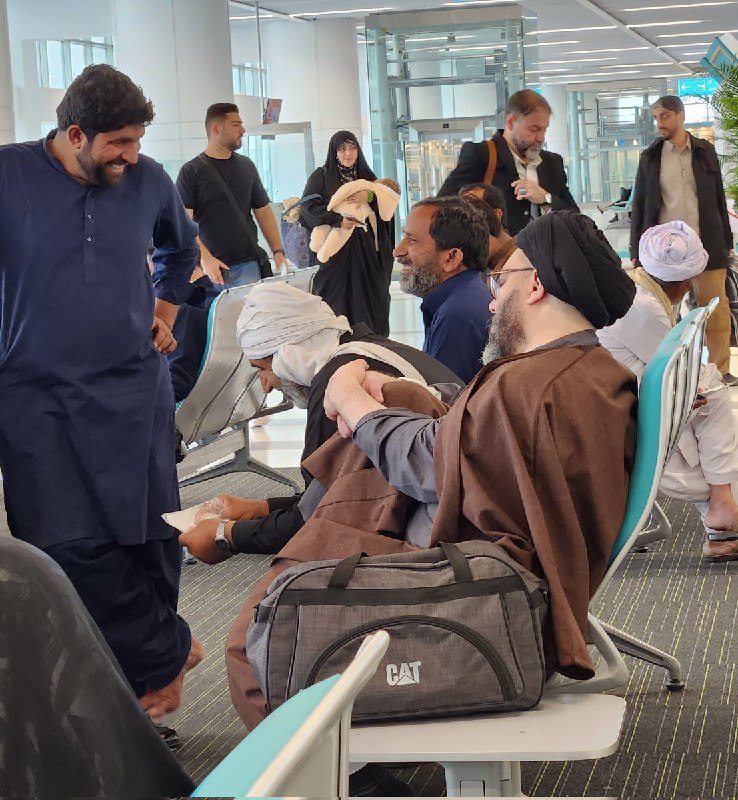 حضور بدون تشریفات فرزند آیت الله سیستانی در فرودگاه ایران + عکس