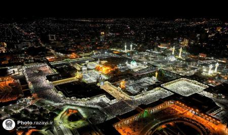 تصویری زیبا از اجتماع باشکوه زائران امام رضا(ع) در شب اول قدر + عکس