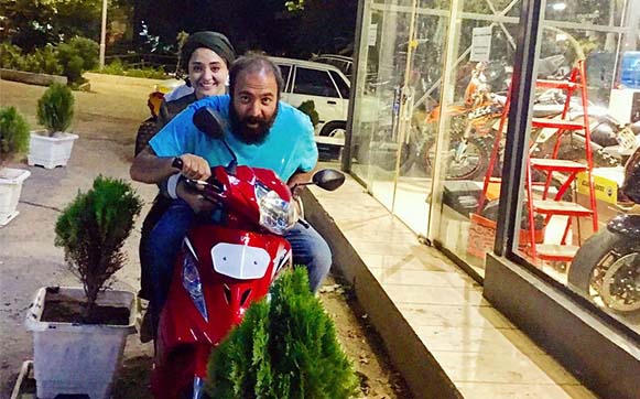 موتورسواری نرگس محمدی و همسرش + عکس