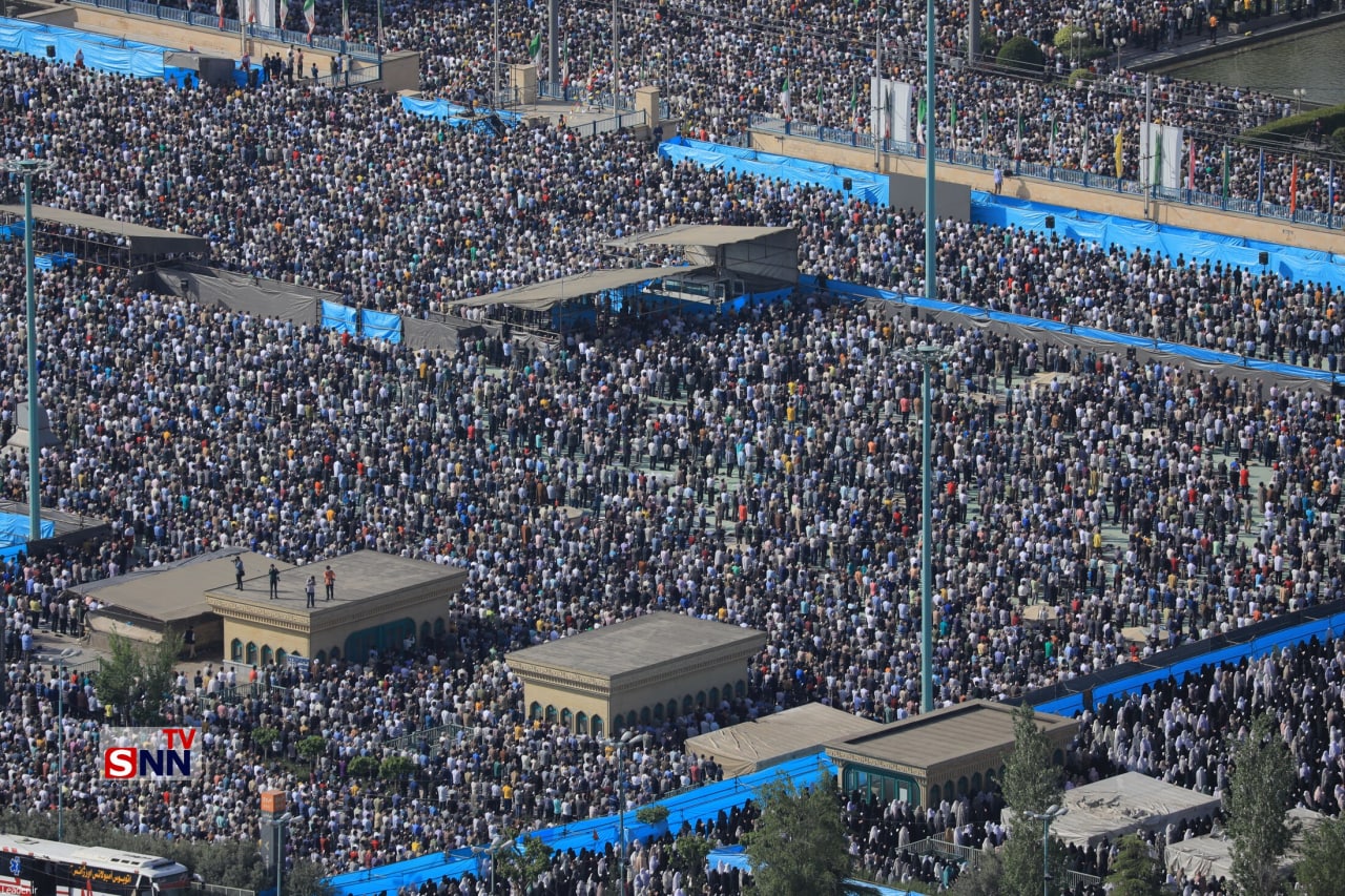 انبوه جمعیت شرکت کننده در نماز عید فطر در مصلی بزرگ امام خمینی(ره) + عکس