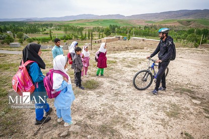 معلم بجنوردی که  ۳۲ کیلومتر را با دوچرخه برای تدریس طی می‌کند+عکس