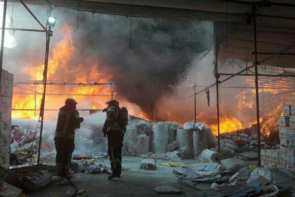 آتش‌سوزی گسترده در انبار گوگرد پالایشگاه اصفهان + عکس