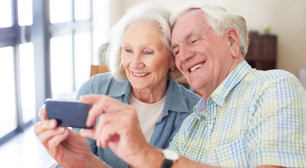 سالمندان از اینترنت استفاده کنند تا از این بیماری مغزی در امان بمانند