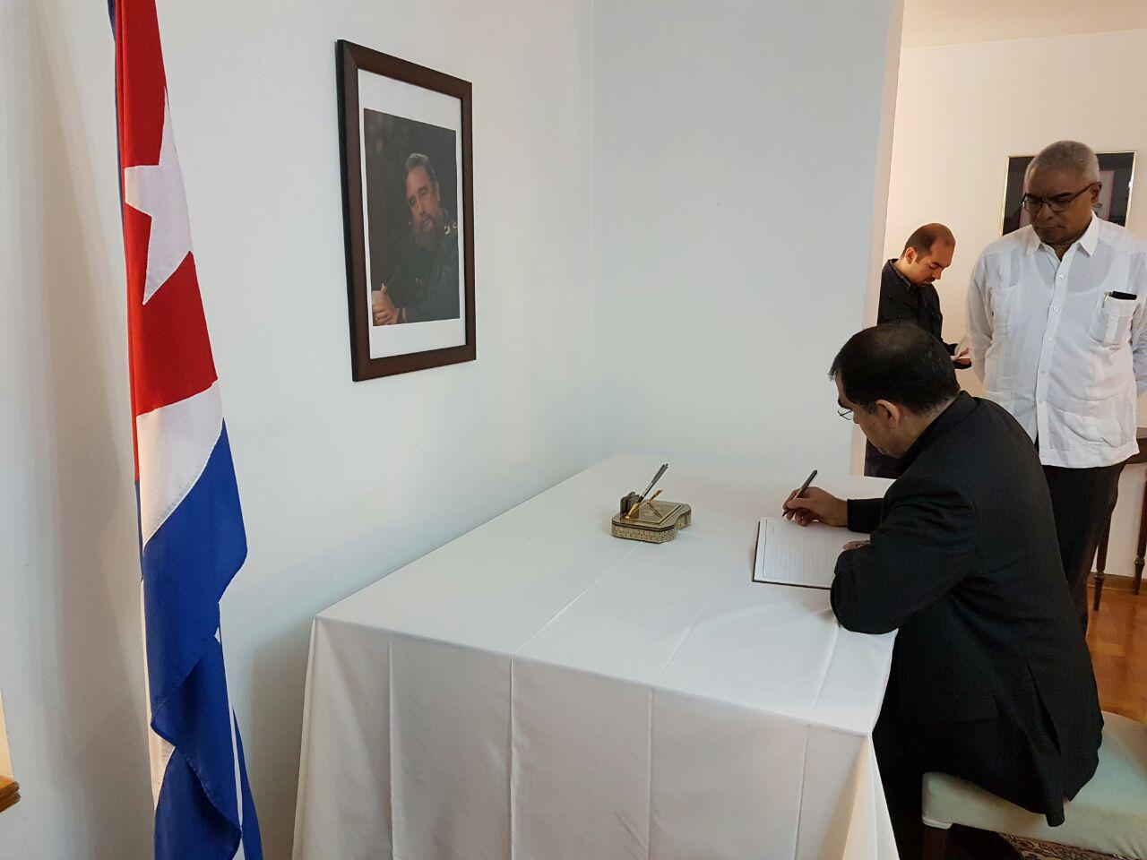 وزیر بهداشت در دفتر یادبود فیدل کاسترو چه نوشت؟ +عکس