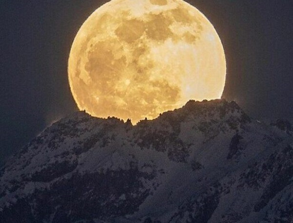 طلوع ماه را از پشت قله سبلان ببینید+ عکس