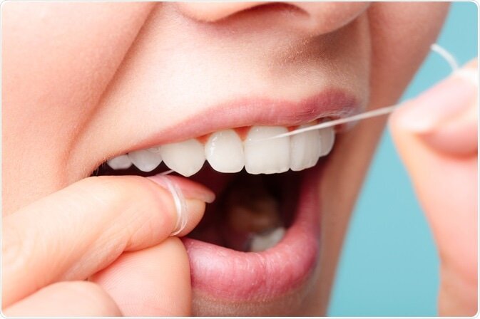 با مراحل کشیدن صحیح نخ دندان آشنا شوید