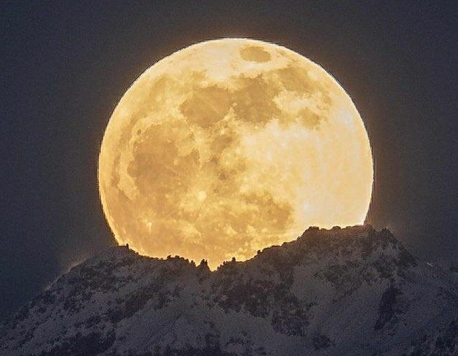 نمایان شدن ماه کامل از پشت قله سبلان+عکس