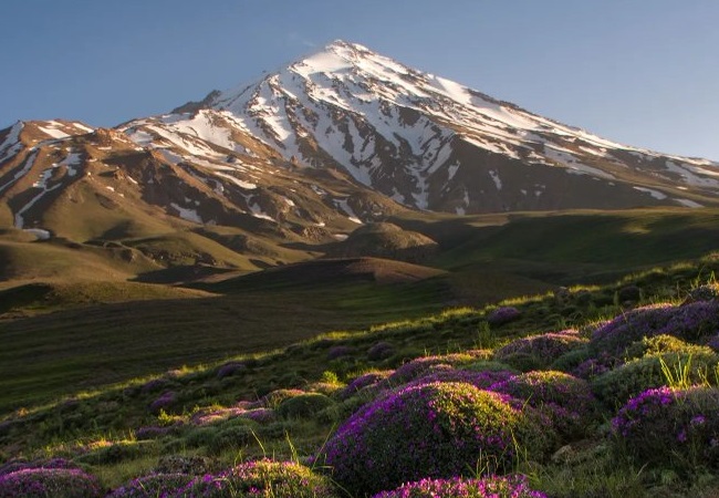 تصویری زیبا از تابش نور خورشید بر دماوند باشکوه+عکس