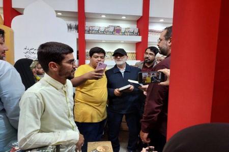 سلفی با سردار قاآنی در نمایشگاه کتاب+عکس