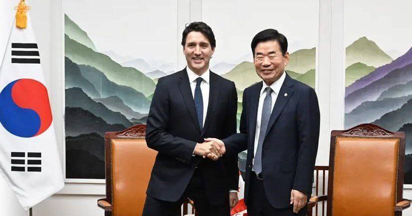 جنجال ژست عجیب نخست‌وزیر کانادا در کنار مقام کره‌ای! + عکس