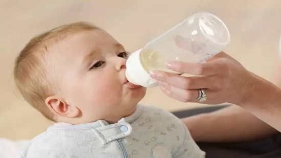 آنچه باید درباره حساسیت به لبنیات در نوزادان و شیرخواران بدانید  