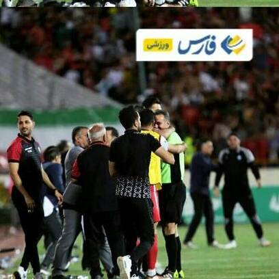 عکس حاشیه ساز داور دربی در کنار پرسپولیسی‌ها + عکس