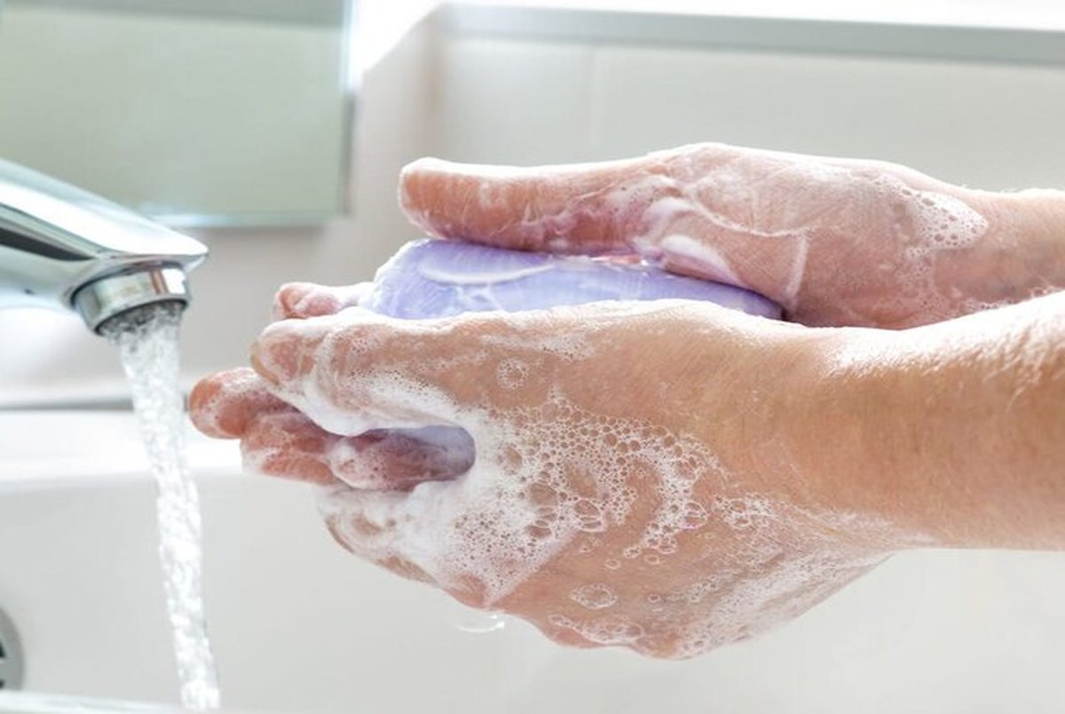 آیا شست و شوی دست با آب خالی میکروب‌ها را از بین می‌برد؟