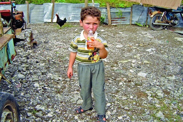 یک پسر بچه ایرانی که هر روز نیم لیتر بنزین می‌خورد! + تصاویر