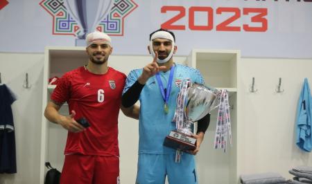 بیراوند با صورت بانداژ شده و کاپ قهرمانی+عکس