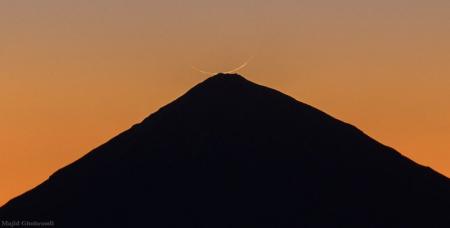 تصویری دیدنی از ماه بر فراز قله دماوند+عکس
