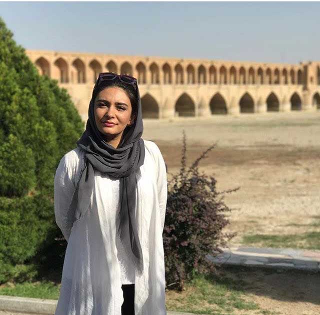 لیندا کیانی در کنار زاینده رود اصفهان + عکس