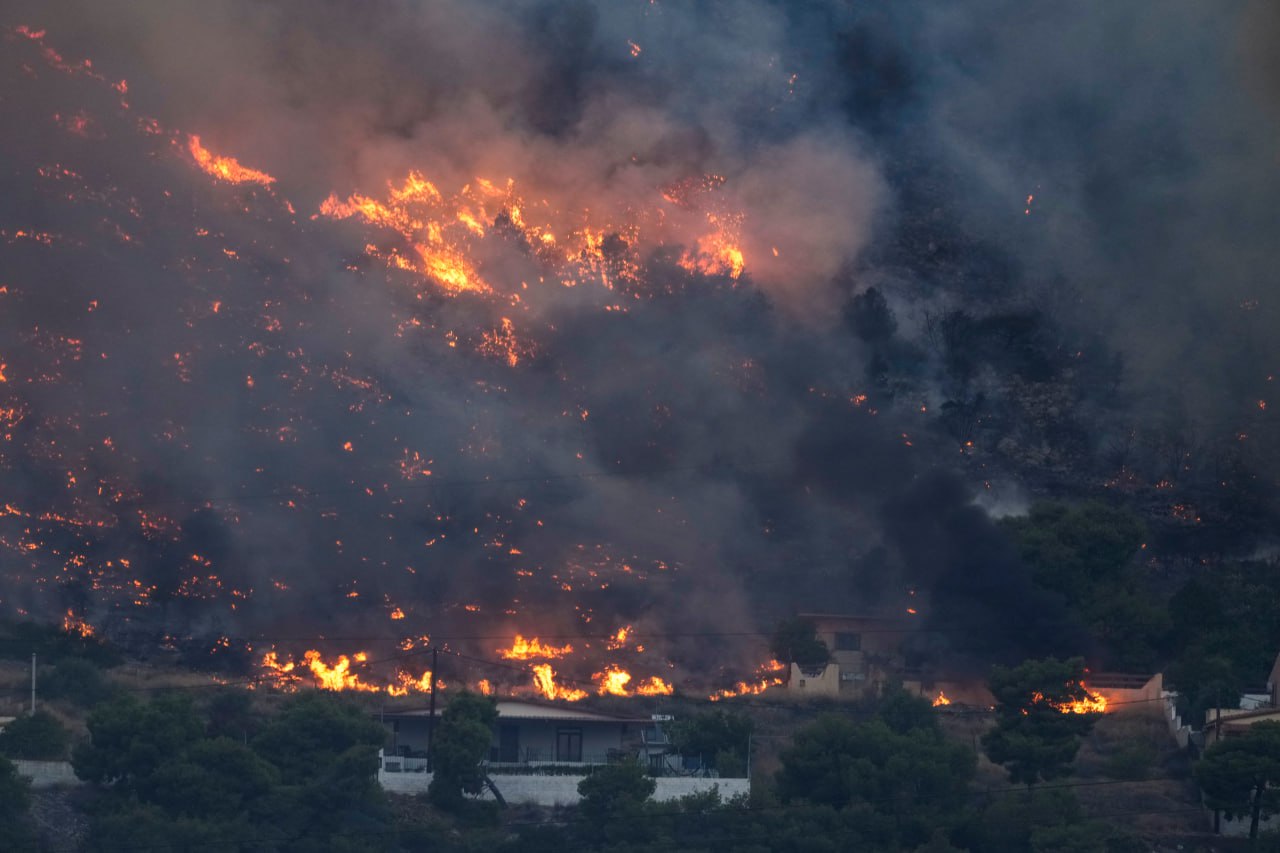 امدادرسانی بین‌المللی برای کمک به مهار آتش‌سوزی نزدیک آتن + عکس