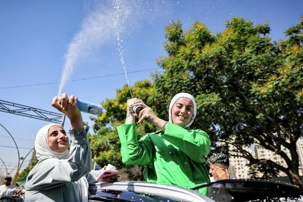 جشن فارغ التحصیلی دختران دانش آموز در الخلیل فلسطین + تصاویر