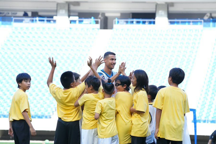 دیدار «رونالدو» با کودکان یک مدرسه فوتبال + عکس