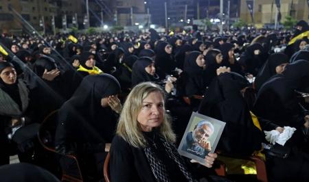 یک زن مسیحی با تصویری از شهید قاسم سلیمانی در مراسم عزاداری محرم + عکس