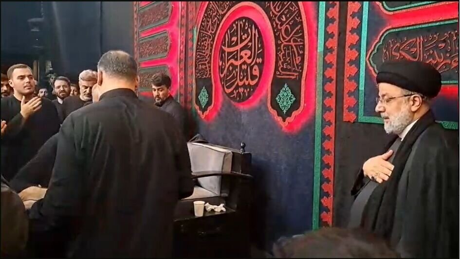 عزاداری رئیس جمهور در مسجد ارگ تهران+عکس