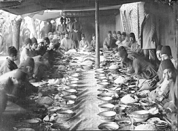 تصویر دیدنی از سفره نذری محرم در دوران قاجار+عکس