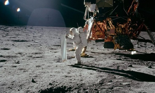 عکسی از جمع‌آوری ذرات خورشیدی توسط فضانورد آپولو ۱۱ در در ۲۰ ژوئیه ۱۹۶۹