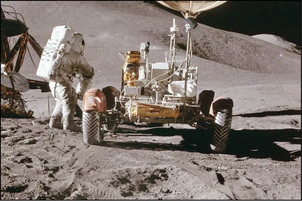 فضانوردان آپولو ۱۵ روی ماه رانندگی می‌کنند+ تصویر