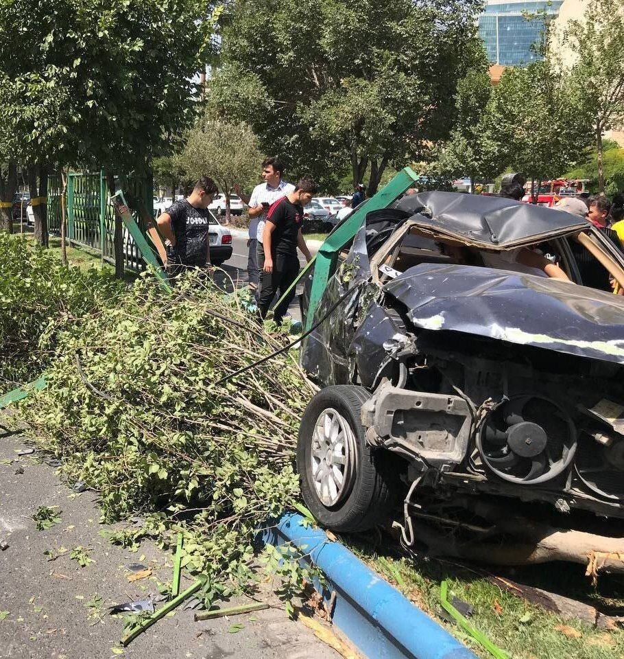 تصادف وحشتناک یک سمند با حفاظ مسیر جاده در تبریز + عکس