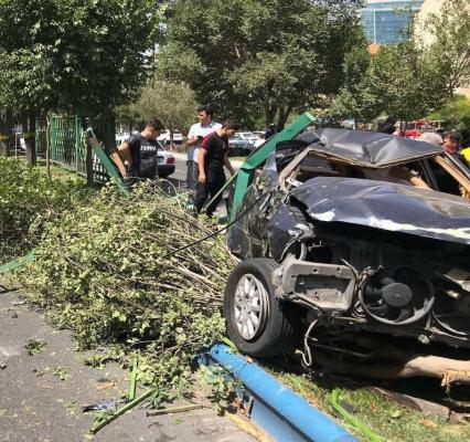 تصادف وحشتناک یک سمند با حفاظ مسیر جاده در تبریز + عکس
