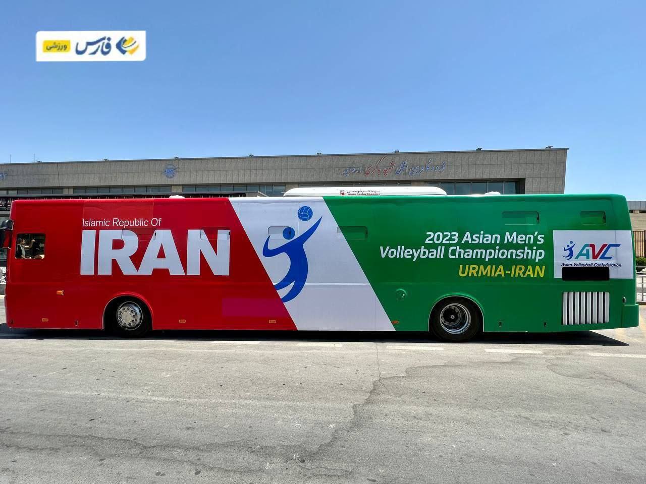 اتوبوس تیم ملی والیبال ایران در رقابت‌های قهرمانی آسیا + عکس
