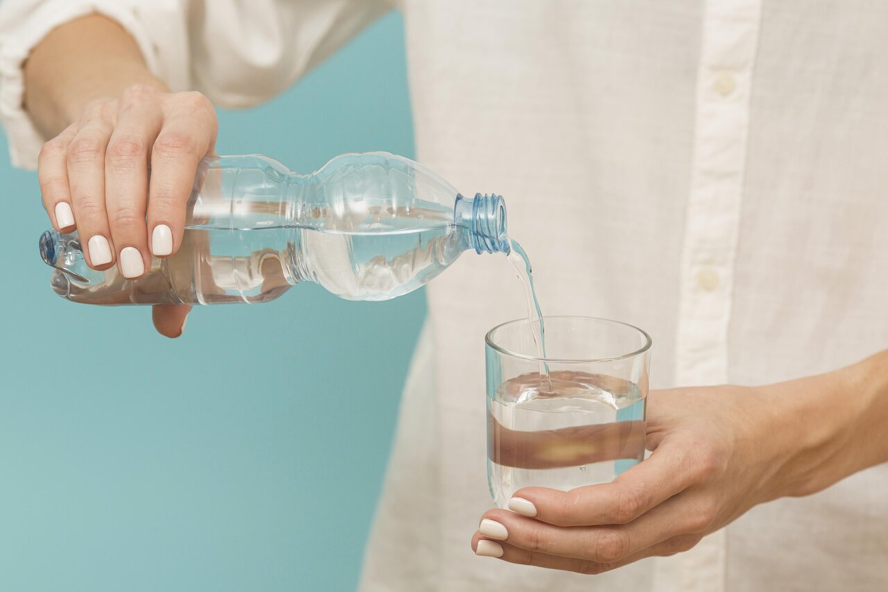 نوشیدن بیش از حد آب چه بلایی سر بدن می‌آورد؟