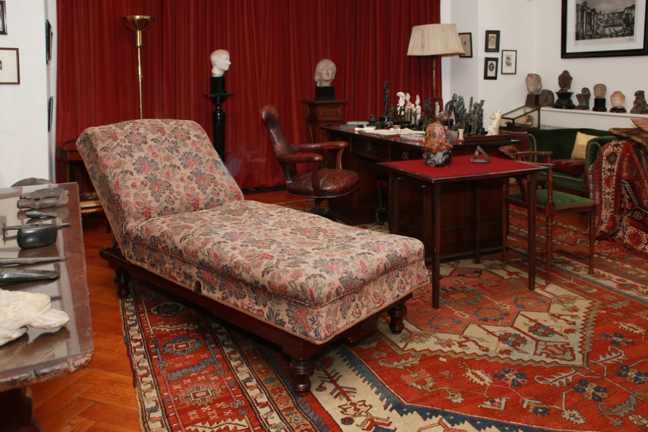 تصویر جالب از قالی ایرانی در اتاق فروید+عکس